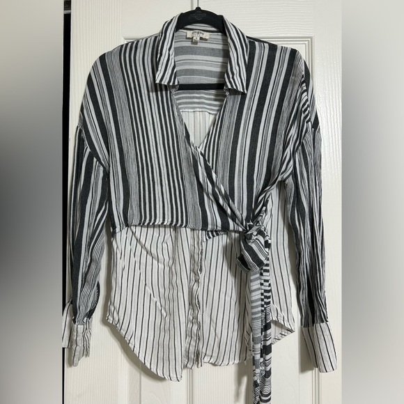 Umgee button up top - Picture 1 of 1